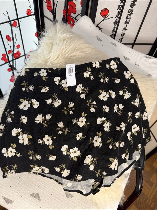 Old Navy Pants - Old Navy Black Floral Skort with White Blossom Print